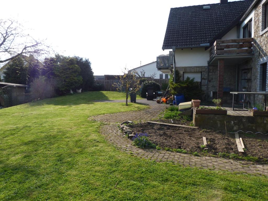una casa con giardino in cortile di Ferien im Westerwald a Quirnbach