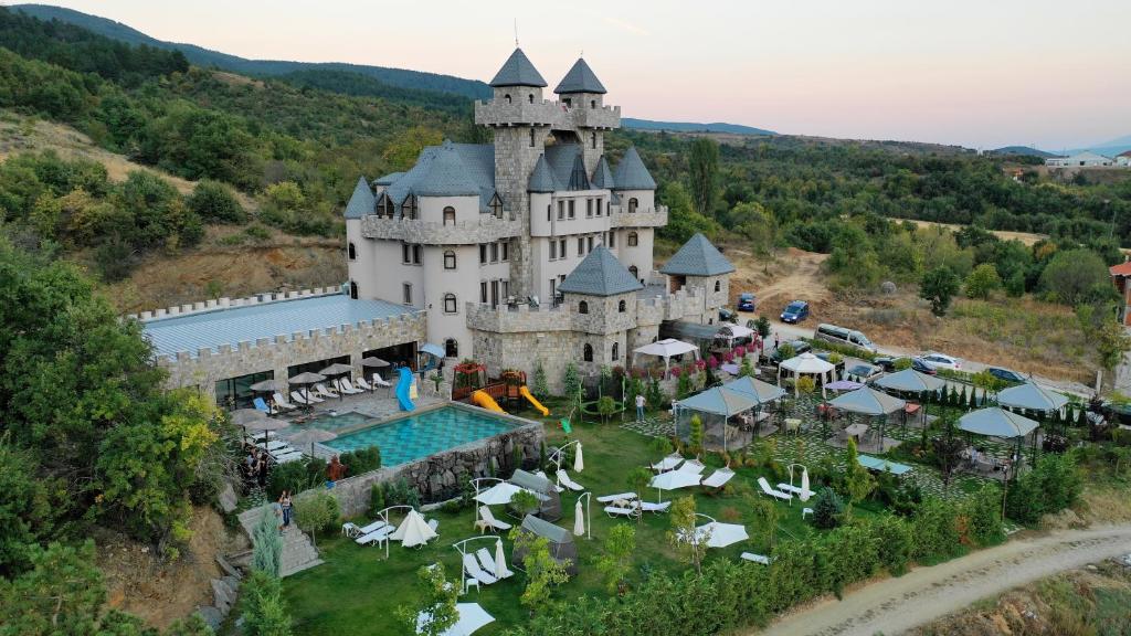 una vista aérea de un castillo con piscina en Royal Valentina Castle en Ognyanovo