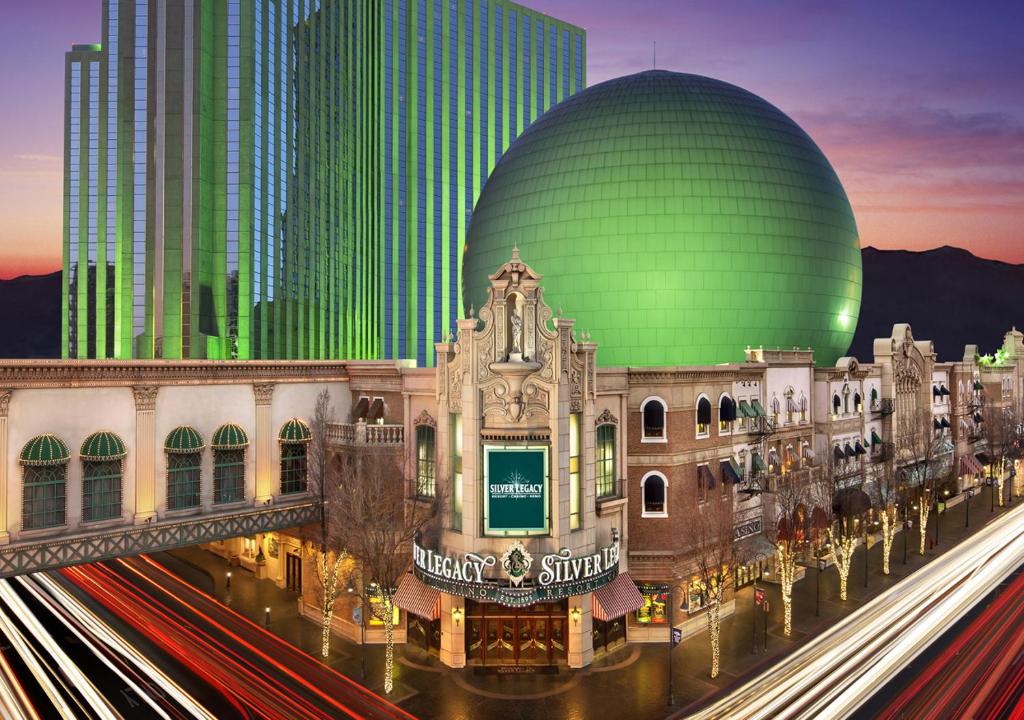 un revestimiento de un edificio con una cúpula verde en Silver Legacy Reno Resort Casino at THE ROW, en Reno