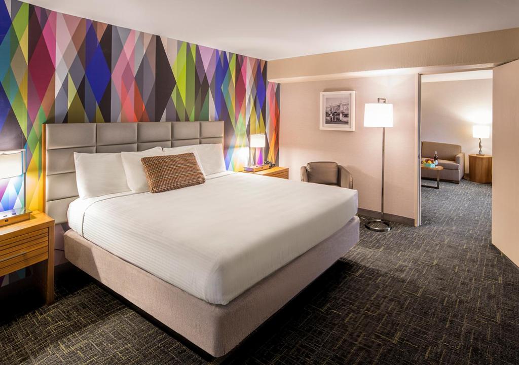 Postel nebo postele na pokoji v ubytování Circus Circus Reno Hotel Casino at THE ROW