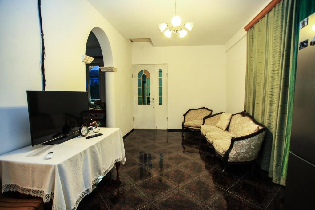 TV a/nebo společenská místnost v ubytování Guest House In Tbilisi