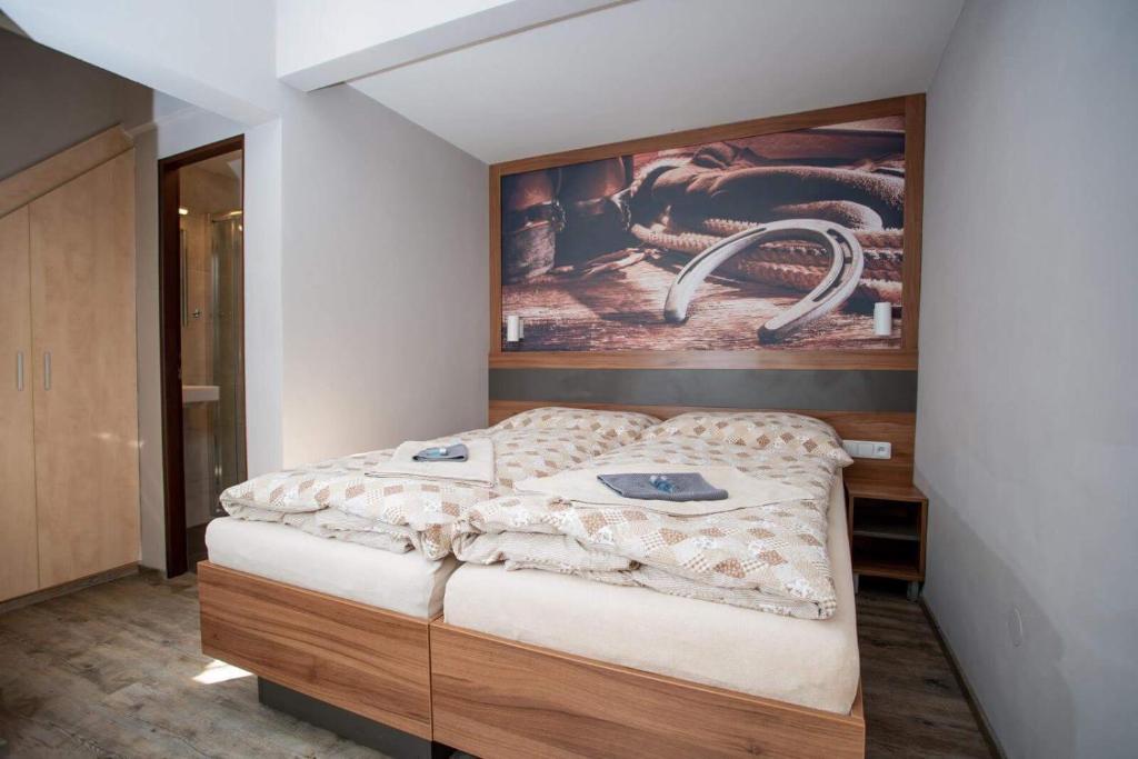 sypialnia z łóżkiem i obrazem na ścianie w obiekcie Hotel U koně w mieście Beroun