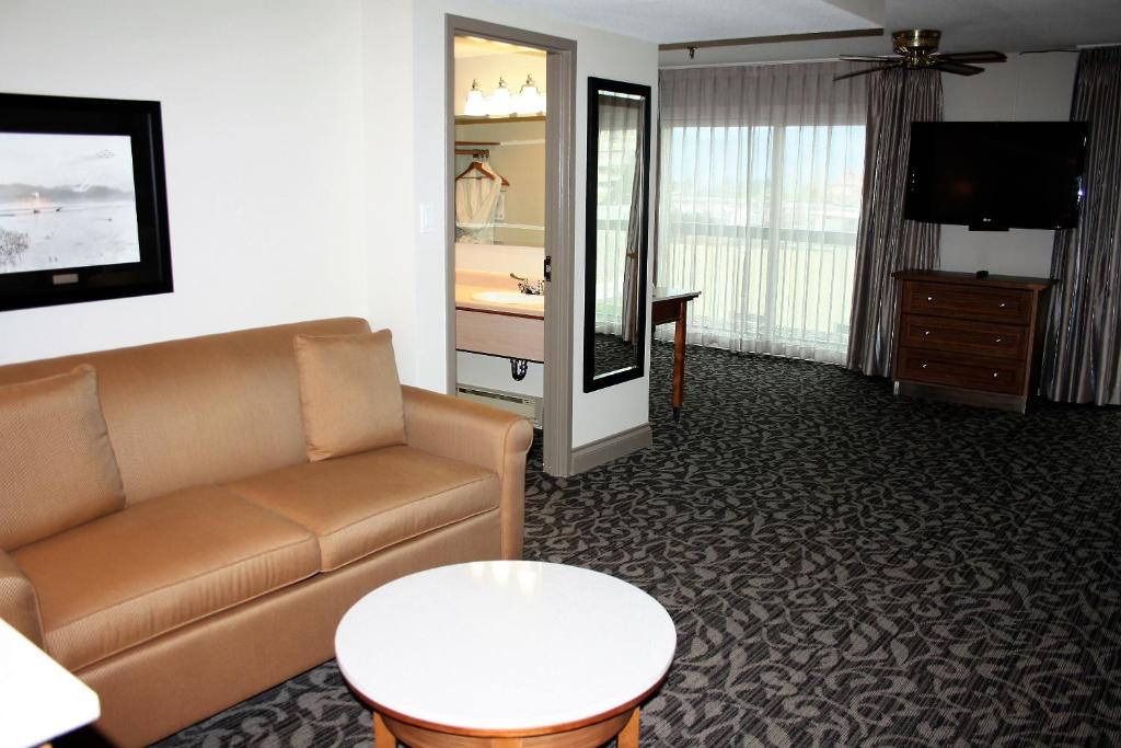 TV a/nebo společenská místnost v ubytování The Royal Anne Hotel