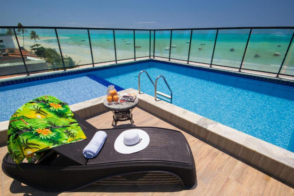 vista para uma piscina a partir de um quarto de hotel em Pousada dos Jangadeiros em Maragogi