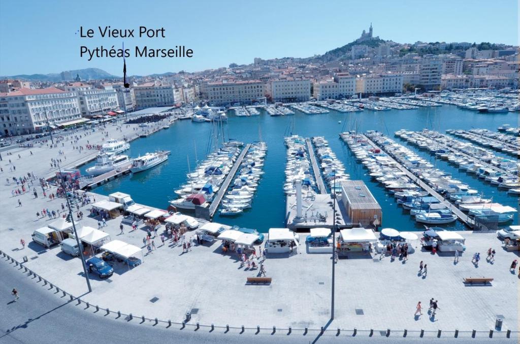 um porto cheio de muitos barcos na água em Le Pytheas Vieux Port Marseille em Marselha