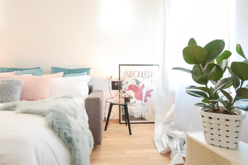 um quarto com uma cama e um vaso de plantas em Quattro Stanze @ Quattro Vie em Crema