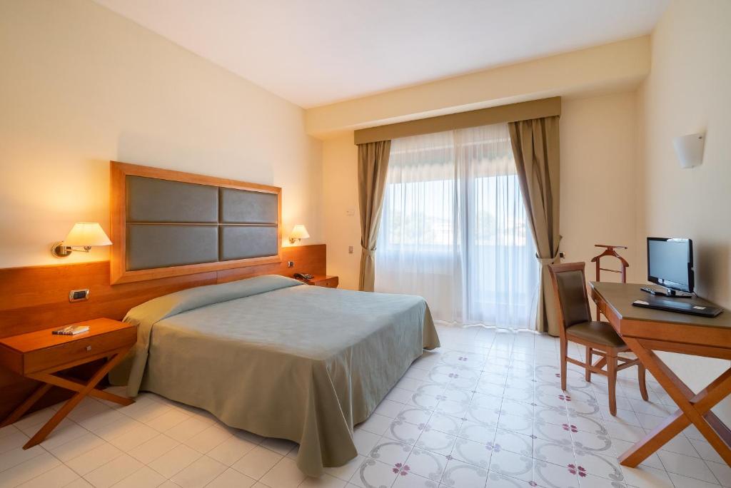 TV a/nebo společenská místnost v ubytování Grand Hotel Don Juan