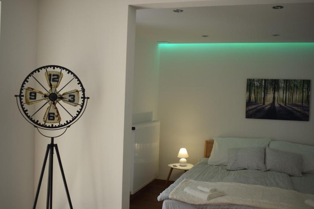 Ένα ή περισσότερα κρεβάτια σε δωμάτιο στο Buborék apartman
