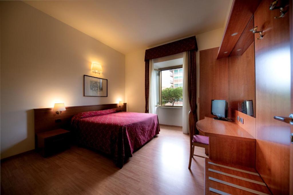 ローマにあるDomus Appia 154 B&Bのベッドと窓が備わるホテルルーム
