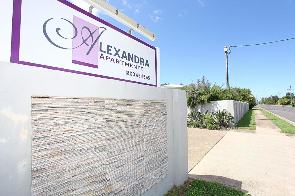 una señal para una casa de apartamentos Lek Avalanda en Alexandra Apartments, en Bundaberg