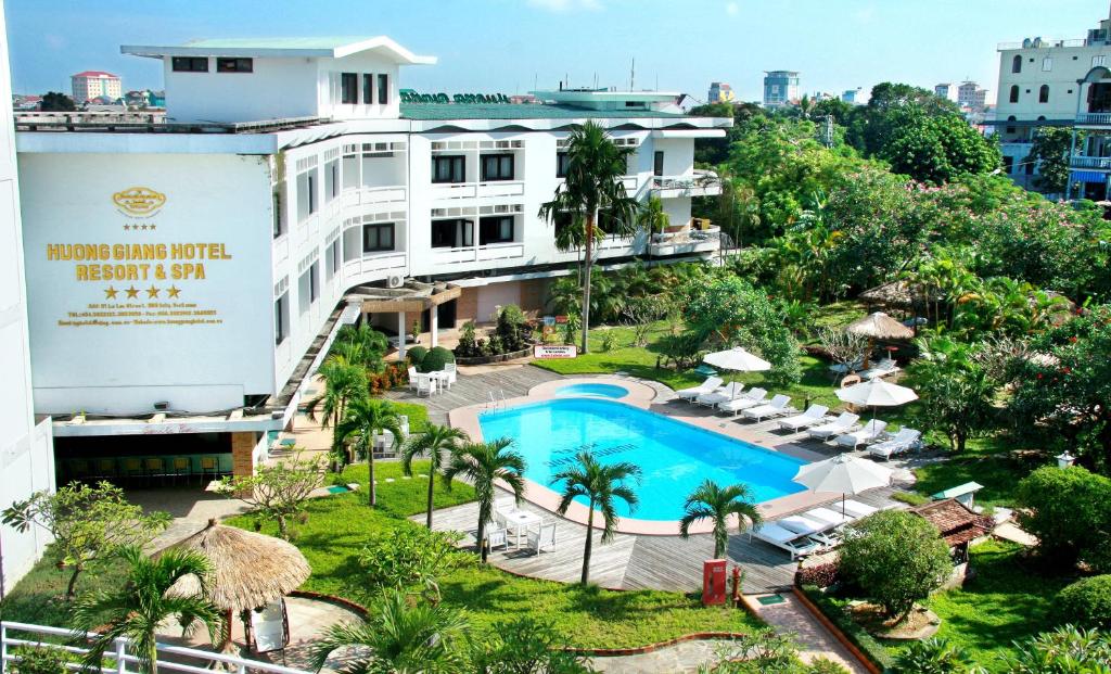 Tầm nhìn ra hồ bơi gần/tại Huong Giang Hotel Resort & Spa