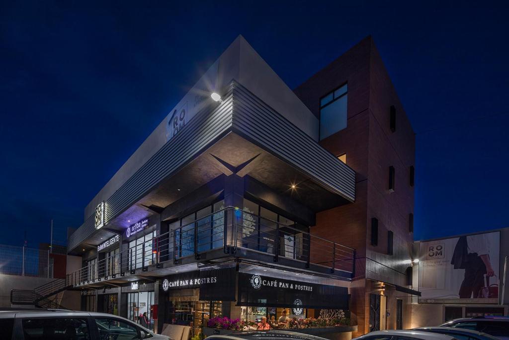 una tienda frente a un edificio por la noche en ROOM Hotel & Suites, en Puebla