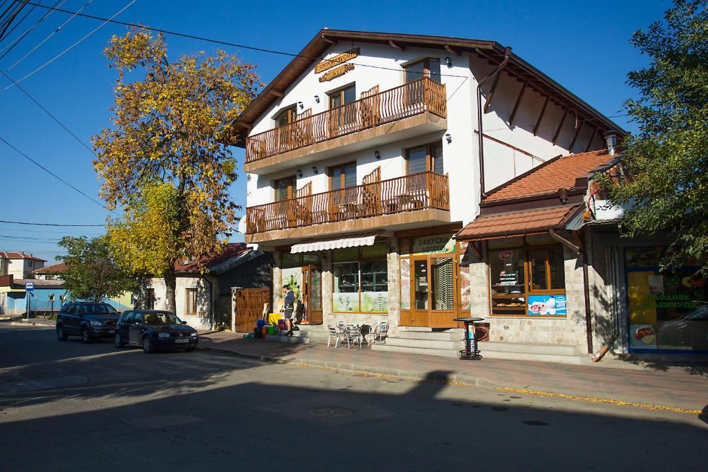 薩莫科夫的住宿－Guest house Legeto，街道一侧带阳台的建筑