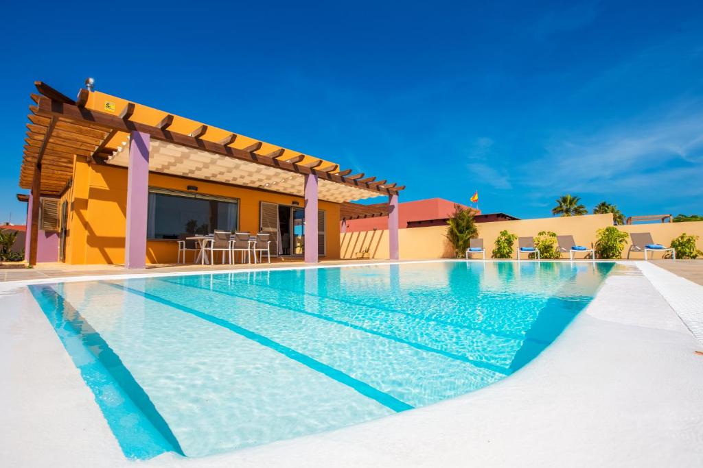 basen w willi z domem w obiekcie Villa Brisa Golf Salinas w mieście Caleta De Fuste