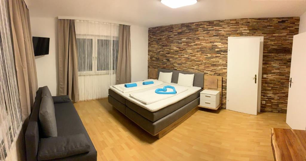 Ένα ή περισσότερα κρεβάτια σε δωμάτιο στο Enns Sleep Gasthaus Backhendlstation