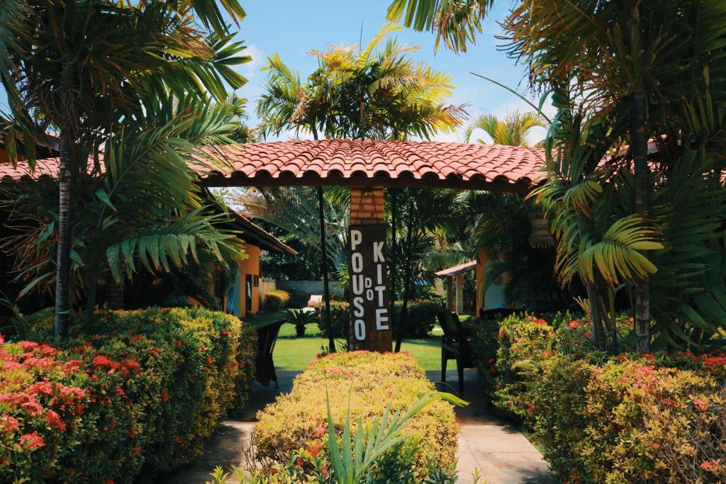 a sign in the middle of a garden at Pouso do Kite Pousada Flecheiras in Flecheiras