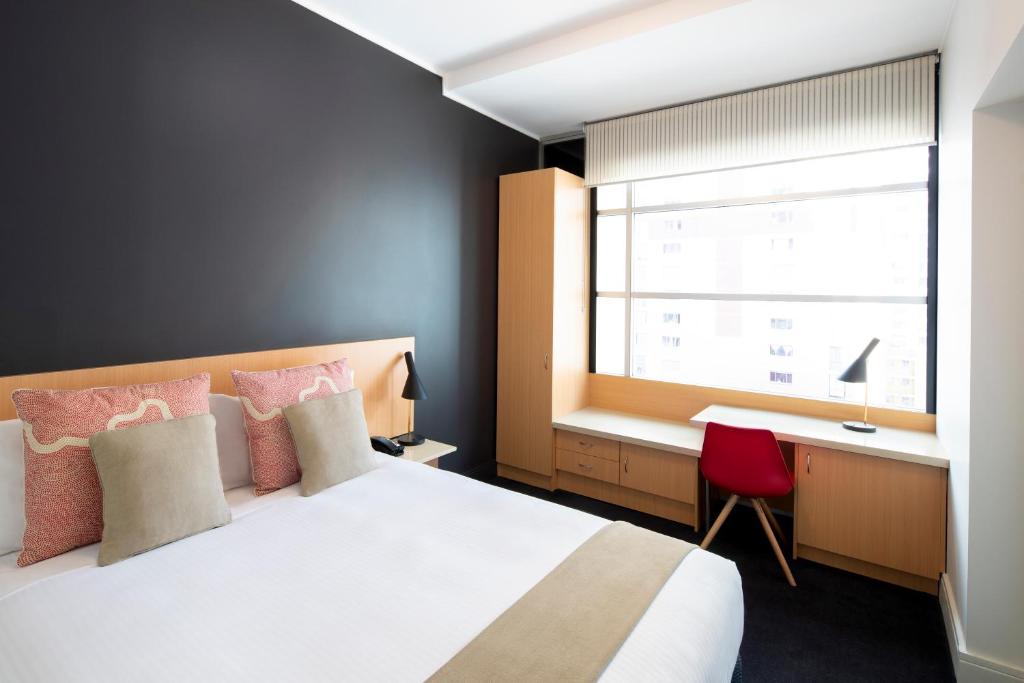 Postel nebo postele na pokoji v ubytování ibis Sydney World Square