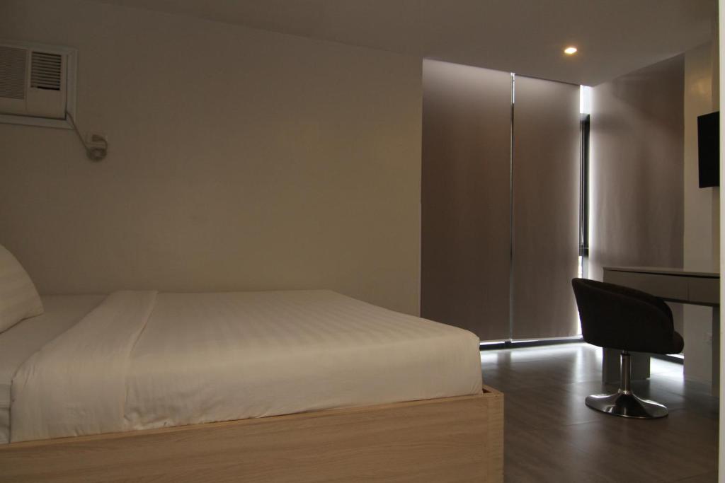 Postel nebo postele na pokoji v ubytování Mabolo Royal Hotel