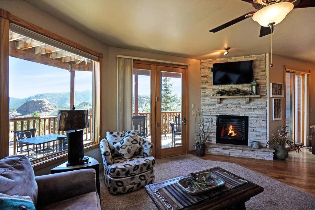 een woonkamer met een open haard en een televisie bij Bighorn Mountain 19B Condo in Estes Park