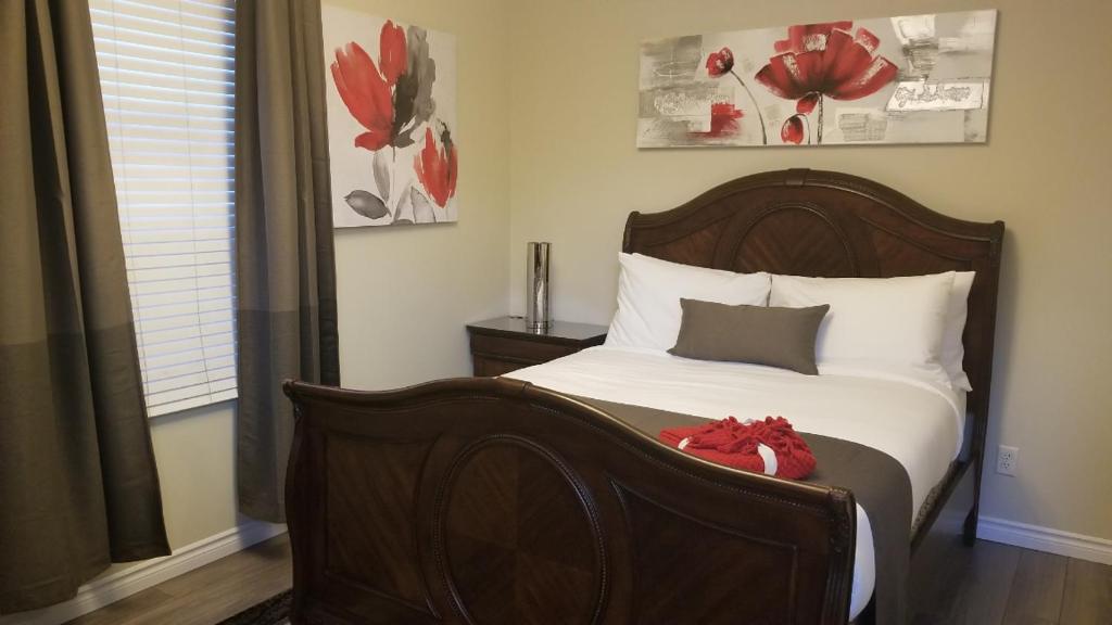 um quarto com uma cama com sapatos vermelhos em Studio Cozy #12 by Amazing Property Rentals em Gatineau