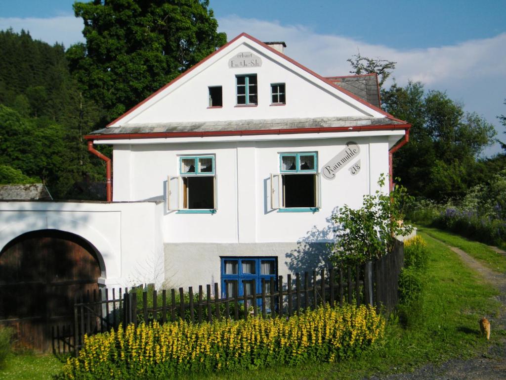 Het gebouw waarin het vakantiehuis zich bevindt