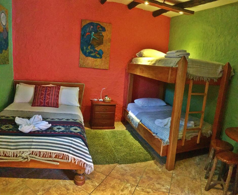 Postel nebo postele na pokoji v ubytování Lonesome George Ecolodge
