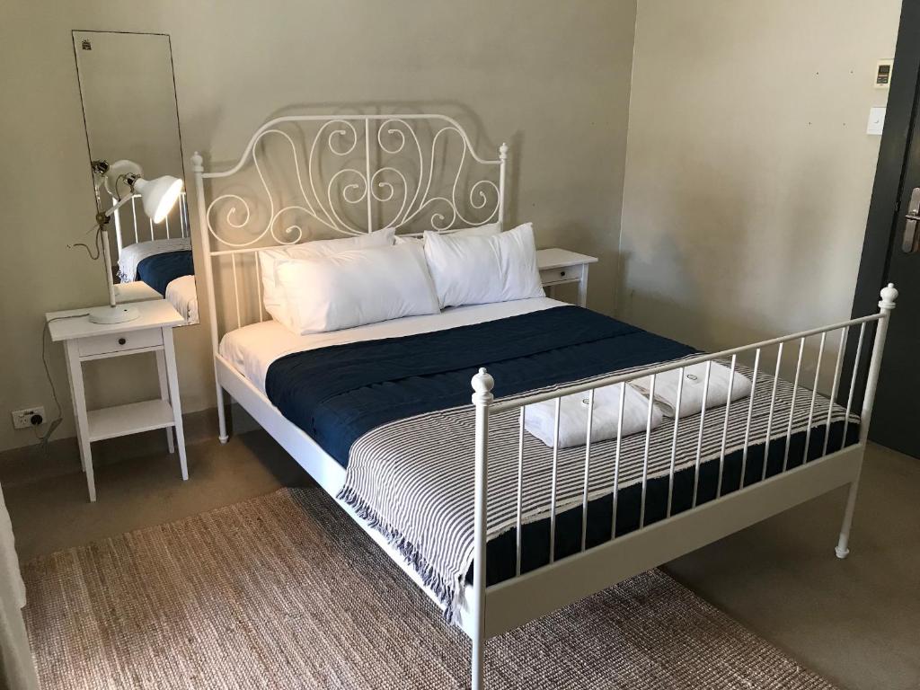 Postel nebo postele na pokoji v ubytování Coolangatta Sands Hotel