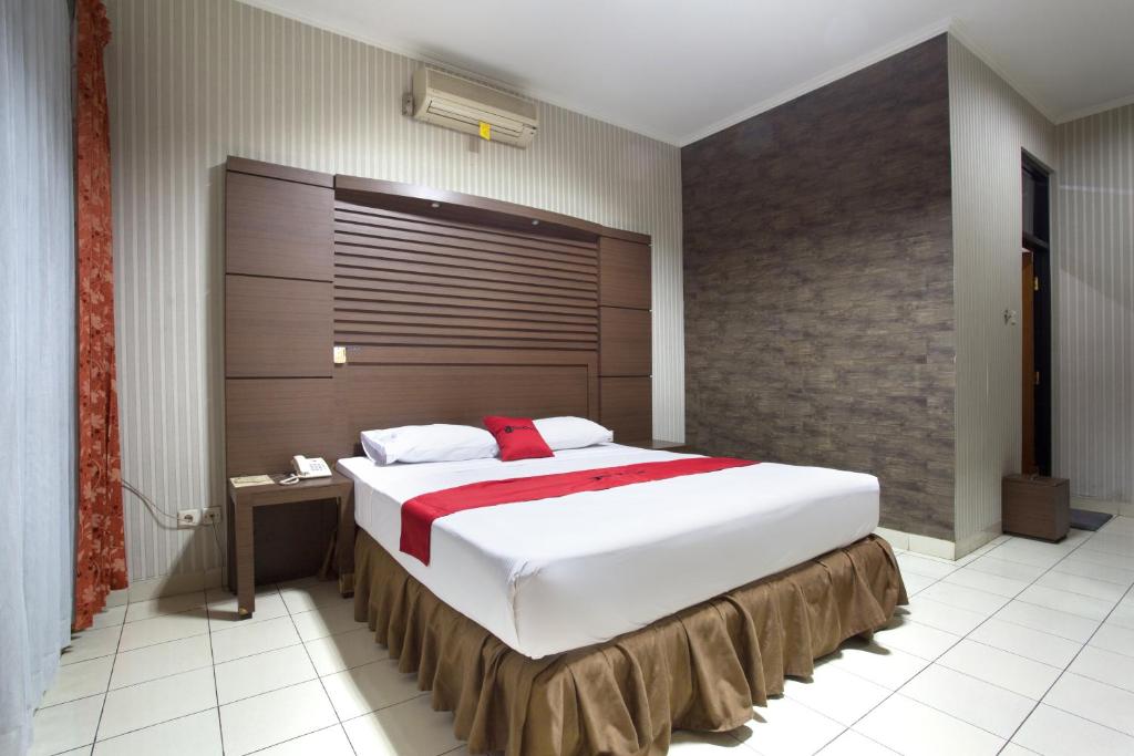 a bedroom with a large bed in a room at RedDoorz @ Surapati in Bandung