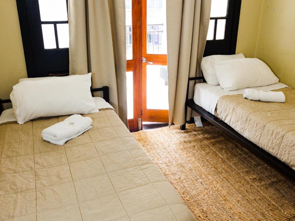Postel nebo postele na pokoji v ubytování Coolangatta Sands Hotel