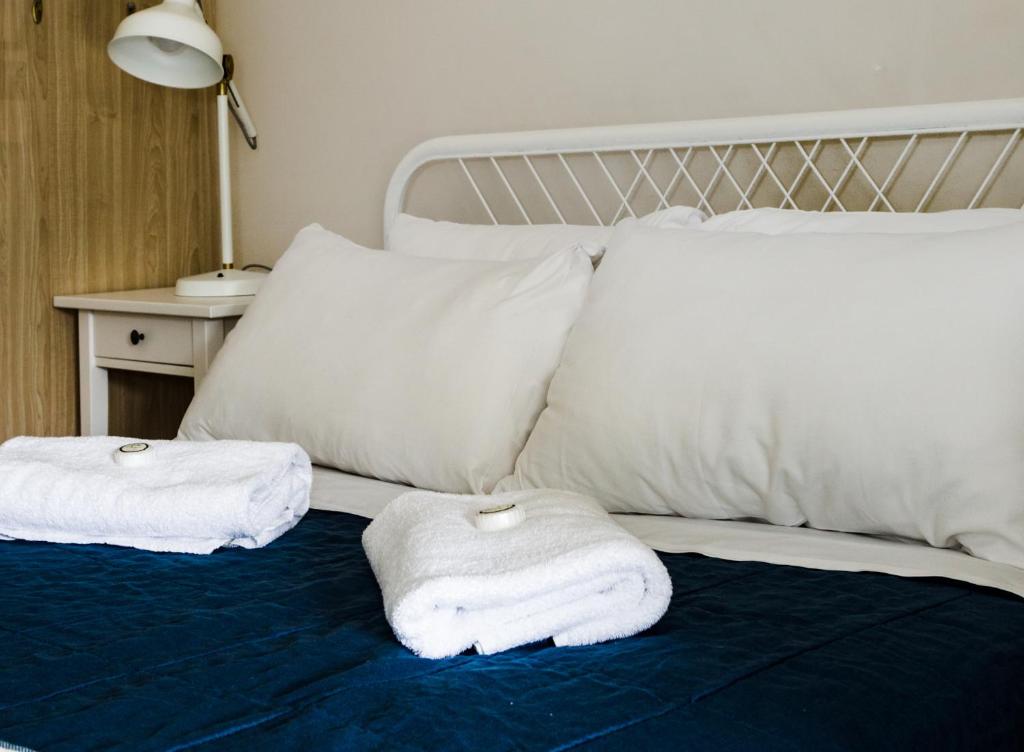 Postel nebo postele na pokoji v ubytování Coolangatta Sands Hotel