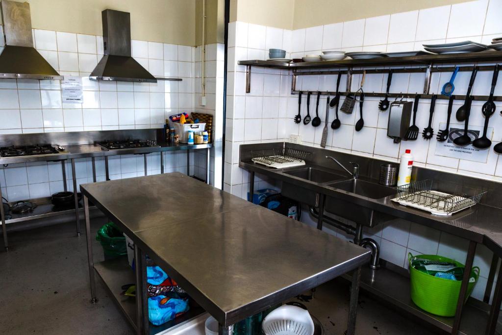 Kuchyň nebo kuchyňský kout v ubytování Coolangatta Sands Hotel