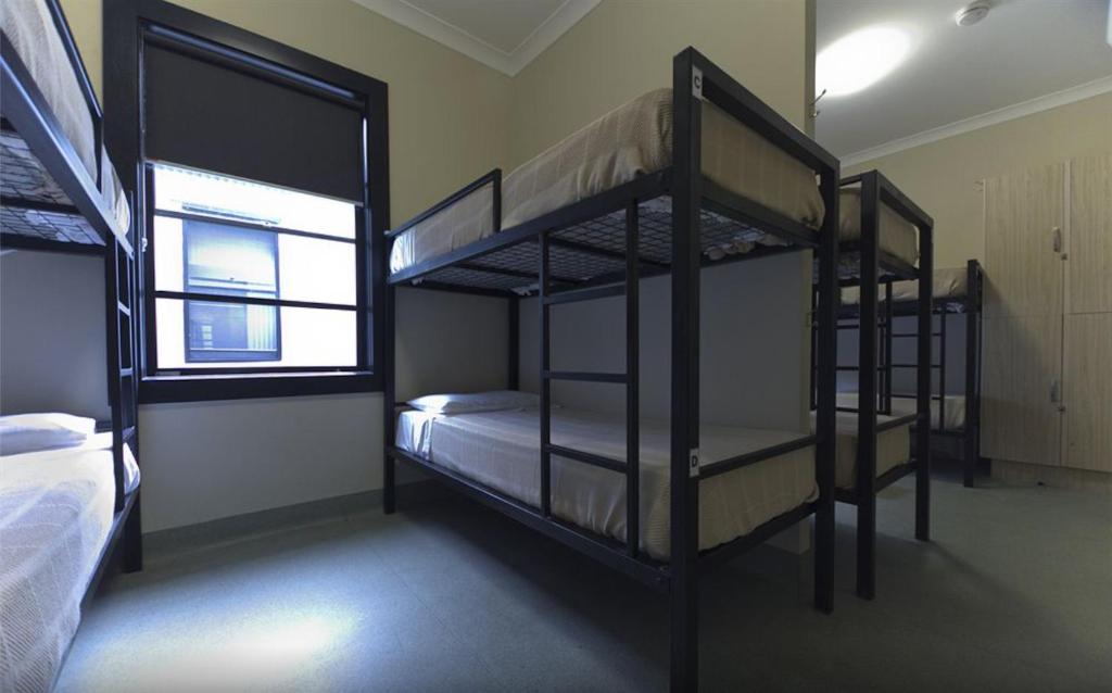 Postel nebo postele na pokoji v ubytování Coolangatta Sands Hotel