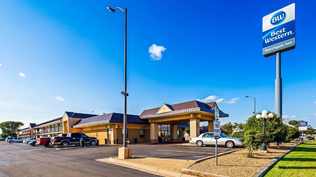 a hotel with cars parked in a parking lot at Best Western Northgate Inn Pampa in Pampa