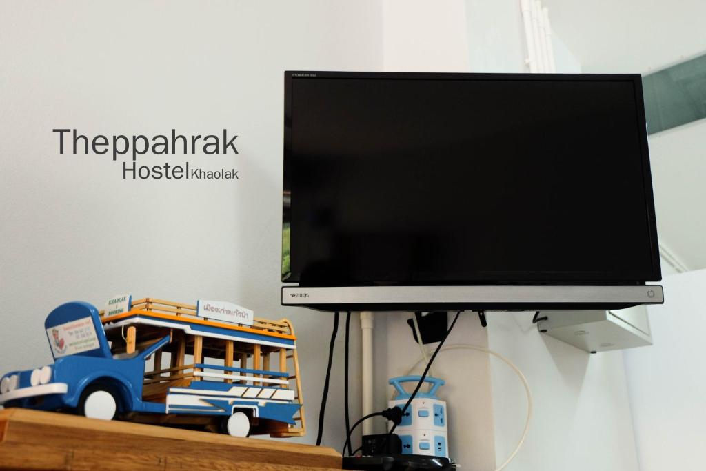 TV a/nebo společenská místnost v ubytování Theppahrak Hostel Khaolak