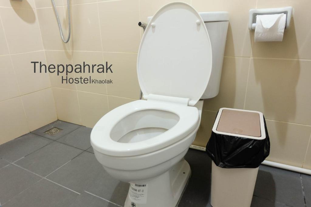 Koupelna v ubytování Theppahrak Hostel Khaolak