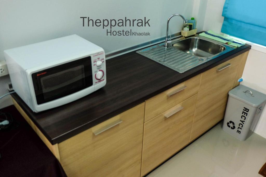 Kuchyň nebo kuchyňský kout v ubytování Theppahrak Hostel Khaolak