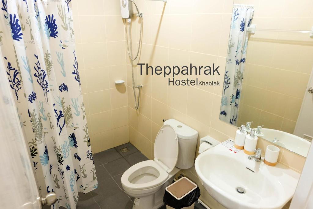 Koupelna v ubytování Theppahrak Hostel Khaolak