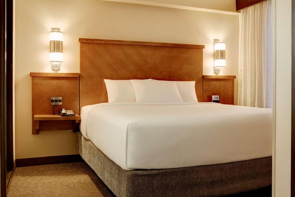 uma grande cama branca num quarto de hotel em Hyatt Place Salt Lake City Downtown / The Gateway em Salt Lake City