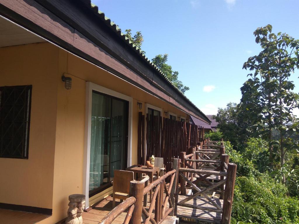 Balkón nebo terasa v ubytování Khunyuam Resort