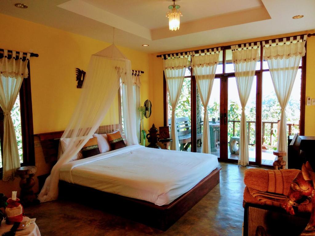 Postel nebo postele na pokoji v ubytování Khunyuam Resort