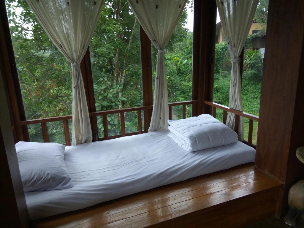 Postel nebo postele na pokoji v ubytování Khunyuam Resort