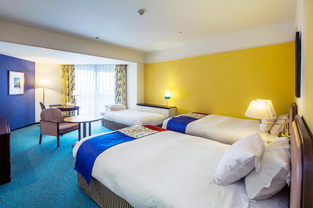Postel nebo postele na pokoji v ubytování Kobe Portopia Hotel