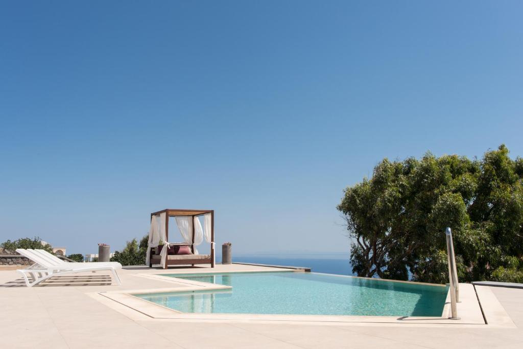 a swimming pool with a view of the ocean at Amaranthine Villa in Imerovigli