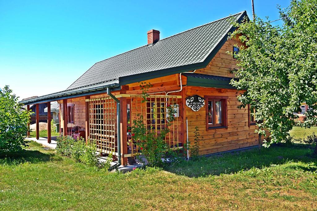 Cabaña de madera con ventana grande en un patio en Chata u Borysa, en Białowieża