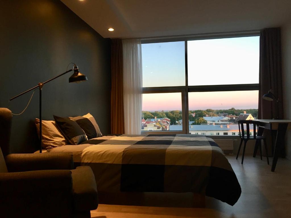 sypialnia z łóżkiem i dużym oknem w obiekcie City View Apartment, free parking w Parnawie