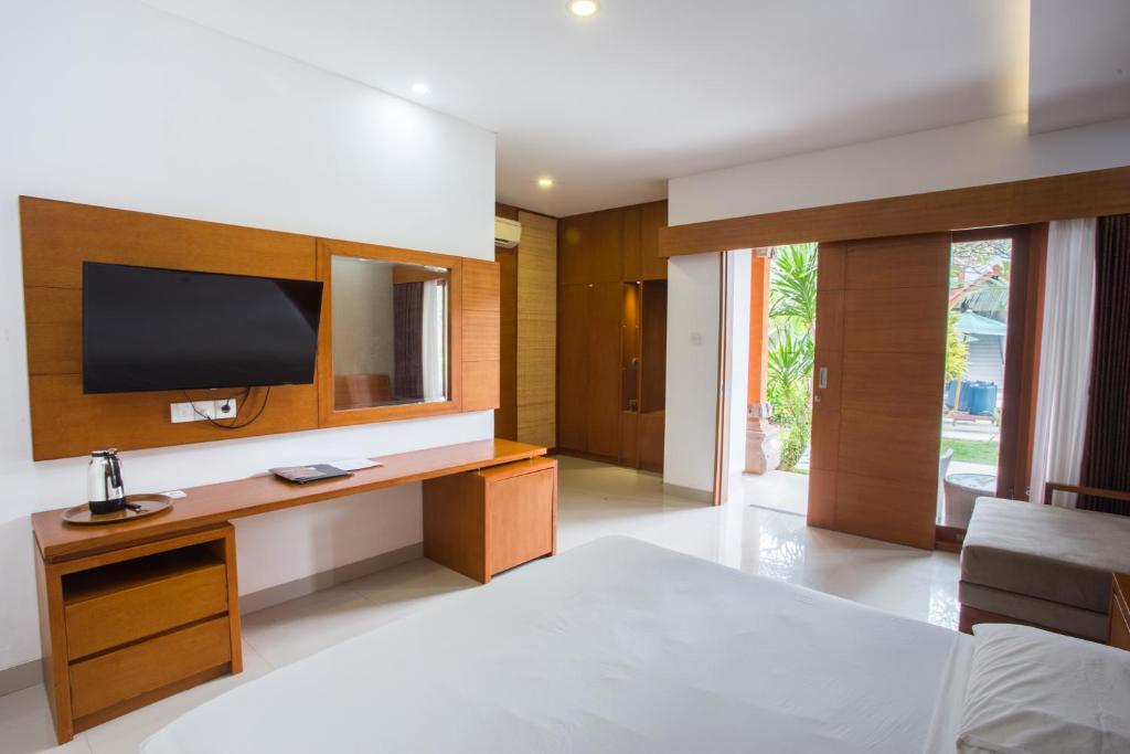 TV a/nebo společenská místnost v ubytování Hotel Sinar Bali Legian