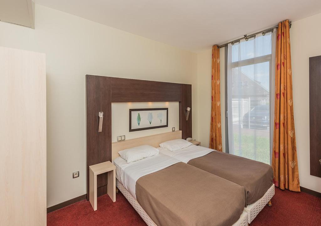 Postel nebo postele na pokoji v ubytování Hostellerie Saint Vincent Beauvais Aeroport