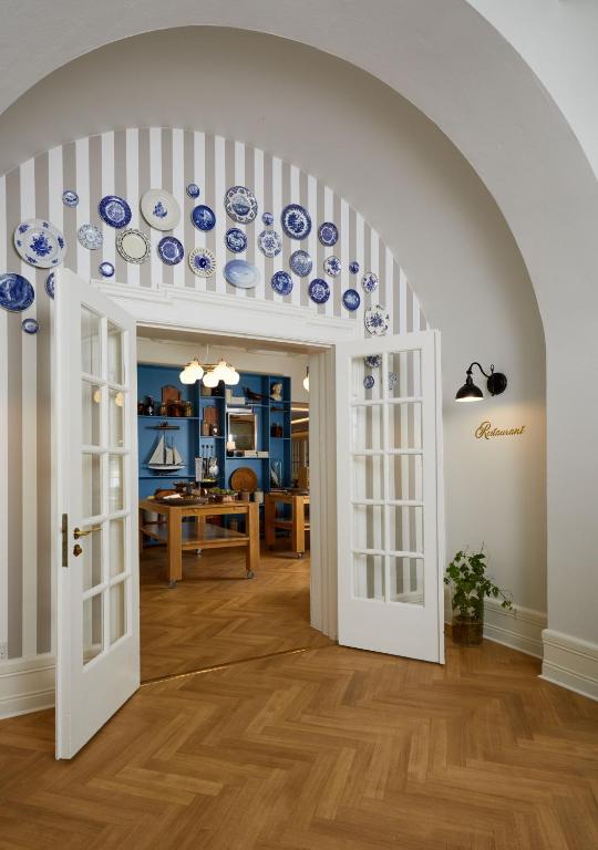 a room with an open door with blue and white plates at Gl. Avernæs Sinatur Hotel & Konference in Ebberup