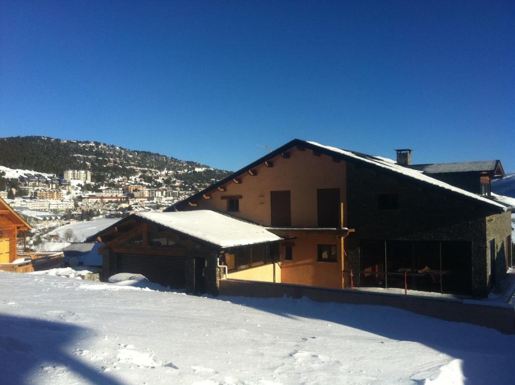 una casa con la neve sul tetto di Chez Maguy Chambres d'hôtes et appartements a Les Angles