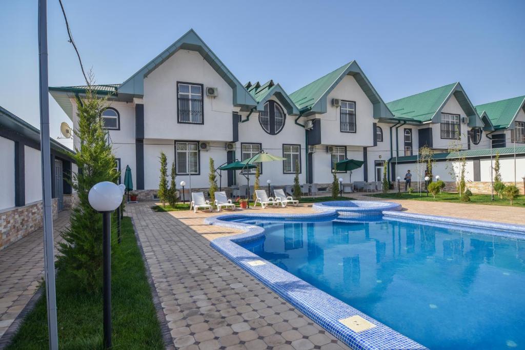 Yusufkhona的住宿－B&B Lake House Hotel，房屋前的游泳池